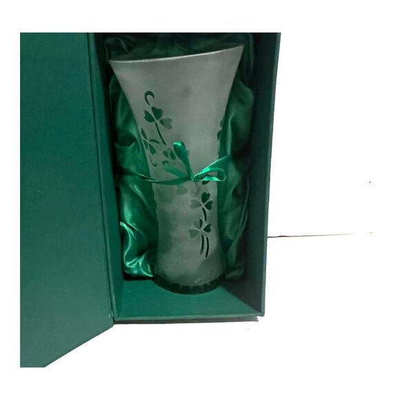 Vtg. Shamrock Glass Vase by The Bridgets of Erin, Inc. In Box - Picture 4 of 5